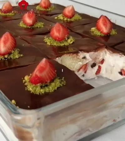 Tadı Damağınızda Kalacak /Hep Yapmak Isteyeceğiniz/Çok Lezzetli Kedidilli Çilekli Borcam Pastası