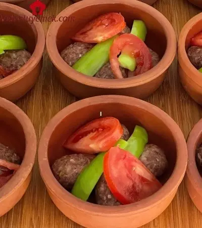 Tam Bir Iftar Yemeği Mutlaka Deneyin Fırında Soslu Kiremitte Köfte Tarifi